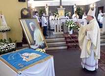 Sztandar szkoły i portret św. Jana Pawła, który zawiśnie w głównym holu szkoły,  poświęcił radomski biskup pomocniczy.