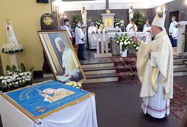 Sztandar szkoły i portret św. Jana Pawła, który zawiśnie w głównym holu szkoły,  poświęcił radomski biskup pomocniczy.