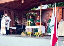 	Mszy św. przewodniczył bp Henryk Tomasik. Z lewej proboszcz ks. Tomasz Waśkiewicz.