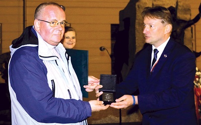 	Medal z rąk Pawła Dychta odbiera kierownik radomskiej redakcji GN  (z lewej).