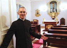 ▲	Kaplica to najważniejsze miejsce w całym domu. Na zdjęciu dk. Konrad Jasiewicz.