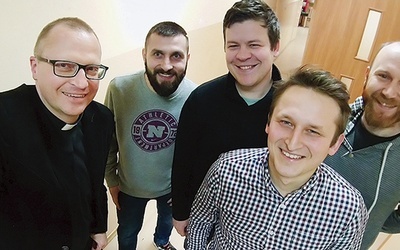 ▲	Żołnierze 28. Męskiego Plutonu Różańcowego. Od prawej: Marcin Kucaba, dowódca Piotr Wiśniewski, Maciej Krawcewicz, Adam Dyczko i ks. Tomasz Gierasimczyk. 