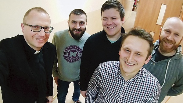 ▲	Żołnierze 28. Męskiego Plutonu Różańcowego. Od prawej: Marcin Kucaba, dowódca Piotr Wiśniewski, Maciej Krawcewicz, Adam Dyczko i ks. Tomasz Gierasimczyk. 