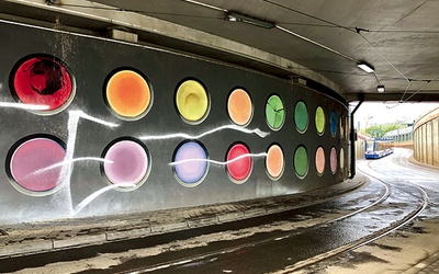 Pod koniec 2019 r.  ktoś namalował  na „Farbkach” napis: „Streets of hate”,  czyli „Ulice nienawiści”.