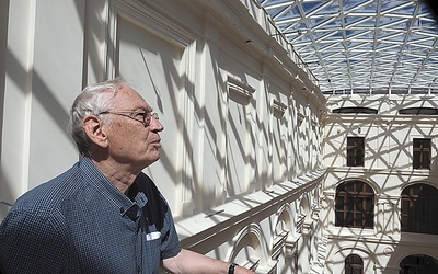 Artysta pod szklanym dachem dziedzińca Muzeum Książąt Czartoryskich, gdzie znajduje się „szkiełko” z tytułowego wiersza wyboru jego najnowszych poezji.