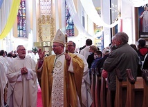 Na zakończenie Eucharystii australijski hierarcha z Polski pobłogosławił zebranych w świątyni.