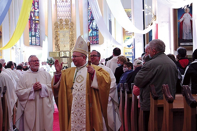 Na zakończenie Eucharystii australijski hierarcha z Polski pobłogosławił zebranych w świątyni.