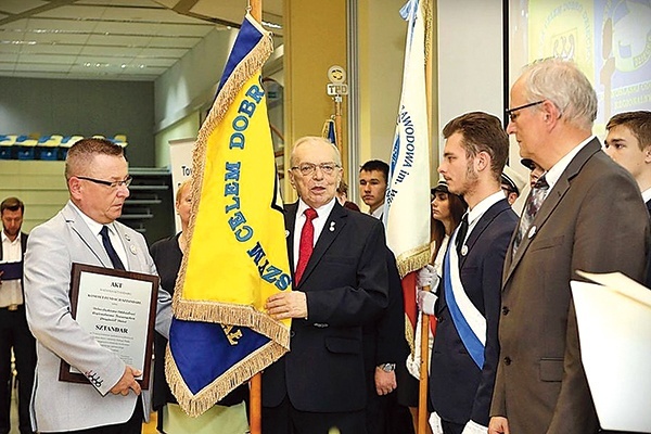 ▲	Kazimierz Pleśniak, prezes legnickiego TPD, z nowo otrzymaną chorągwią.