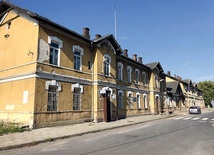 ▲	Zabytkowy dworzec  w Stalowej  Woli-Rozwadowie  przed remontem.