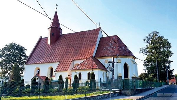 ▲	Pierwsze wzmianki o kościele pochodzą jeszcze z 1572 r.  Obecny kształt nadano mu jednak w latach 1592–1600.