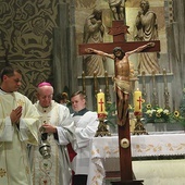▲	Uroczystej Mszy św. odpustowej, podczas której wprowadzono krucyfiks do parafii, przewodniczył abp Stanisław Budzik. 