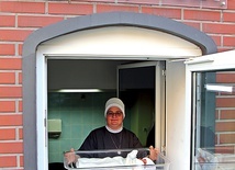 ◄	Obecnie s. Macieja pełni dyżur przy oknie, w którym coraz częściej znajduje… opakowania po produktach spożywczych.