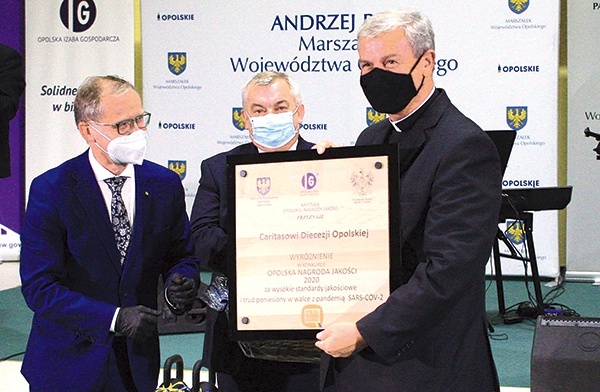 ▲	Ks. Arnold Drechsler odbiera wyróżnienie.
