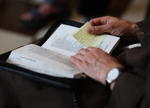 Głównym zadaniem uczestników jest medytacja Pisma Świętego.