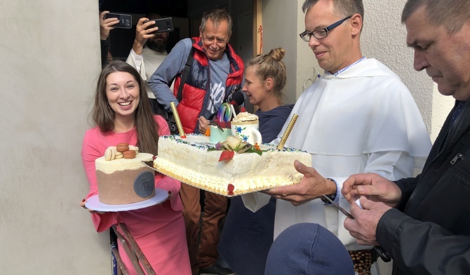 O. Krzysztof Ruszel OP i Magdalena Waligóra prezentują piekne torty, przygotowane na inaugurację działalności Cafe Siena.