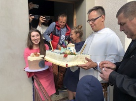 O. Krzysztof Ruszel OP i Magdalena Waligóra prezentują piekne torty, przygotowane na inaugurację działalności Cafe Siena.