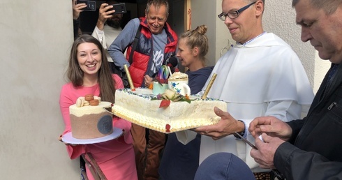 O. Krzysztof Ruszel OP i Magdalena Waligóra prezentują piekne torty, przygotowane na inaugurację działalności Cafe Siena.