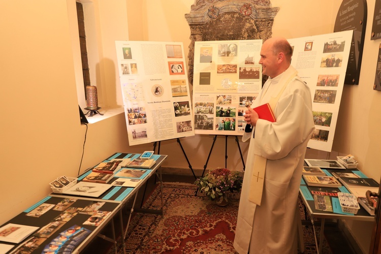 Odsłonięcie wystawy i poświecenie figury w sanktuarium w Obornikach Śląskich