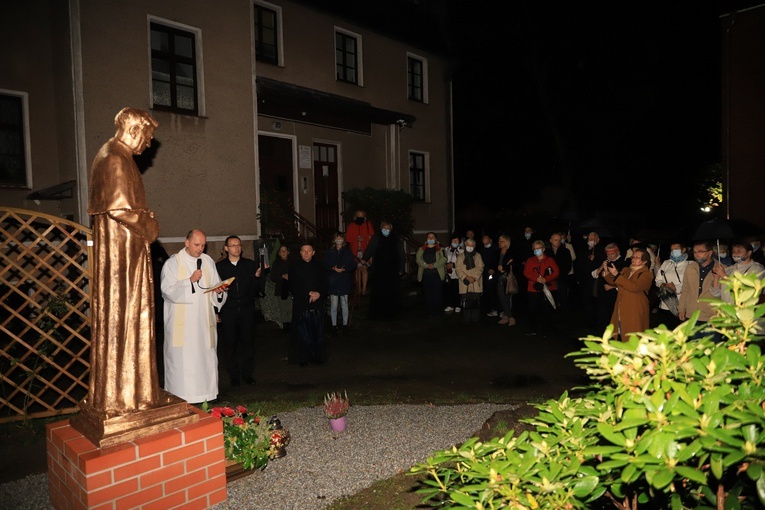 Odsłonięcie wystawy i poświecenie figury w sanktuarium w Obornikach Śląskich