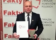 Starosta niżański prezentuje wyróżnienia.