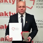 Starosta niżański prezentuje wyróżnienia.