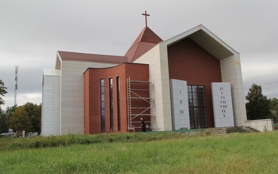 Kościół pw. NMP Bolesnej we Wrocławiu-Strachocinie. Trwają ostatnie prace
