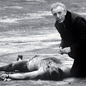 Marzec 1988. Dramatyczne zdjęcie ks. Aleca Reida przy zastrzelonym żołnierzu.
