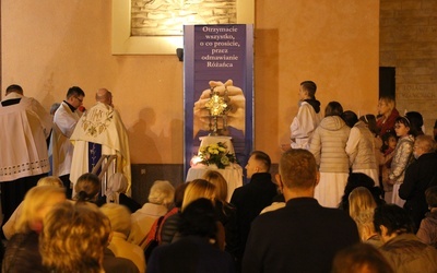 Po Mszy św. odbyła się procesja różańcowa do 5 ołtarzy ustawionych wokół świątyni.