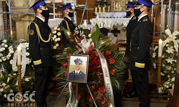 Całe uroczystości odbywały się w asyście straży pożarnej.