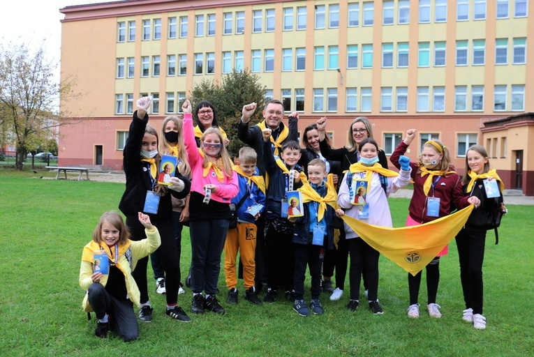 Wolontariusze i ich opiekunowie.