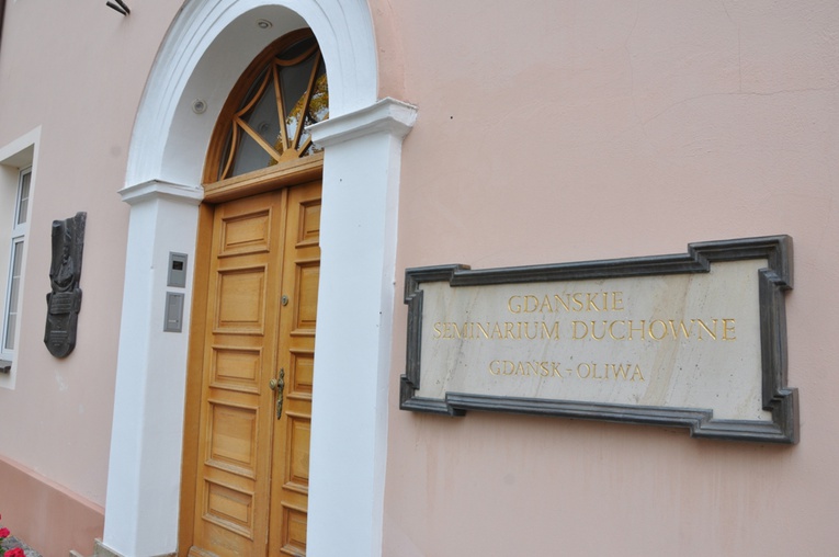 Wejście główne do Gdańskiego Seminarium Duchownego.