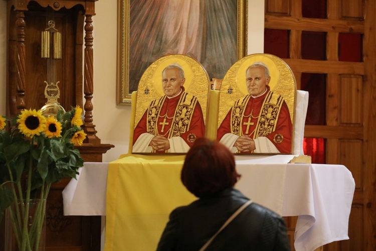 Powitanie relikwii św. Jana Pawła II w parafii w Czernichowie