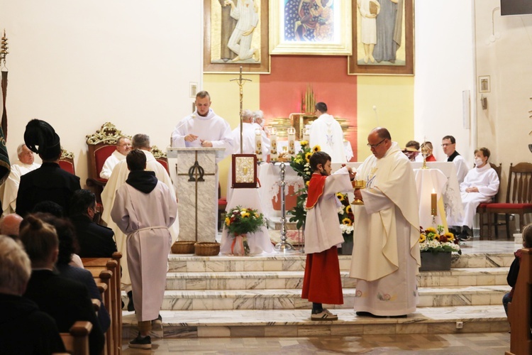 Powitanie relikwii św. Jana Pawła II w parafii w Czernichowie