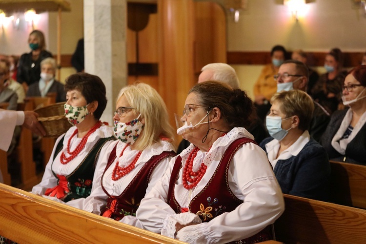 Powitanie relikwii św. Jana Pawła II w parafii w Czernichowie