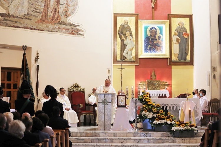 Powitanie relikwii św. Jana Pawła II w parafii w Czernichowie