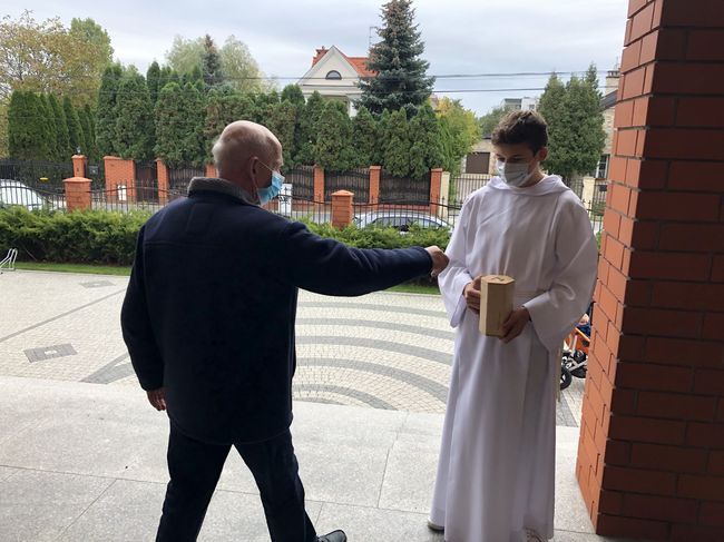 Zbiórka do puszek dla najuboższych uczniów i studentów.