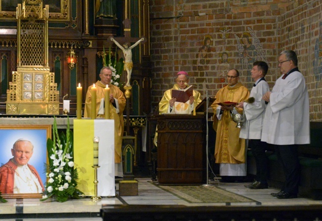 Relikwie św. Jana Pawła II w radomskiej farze