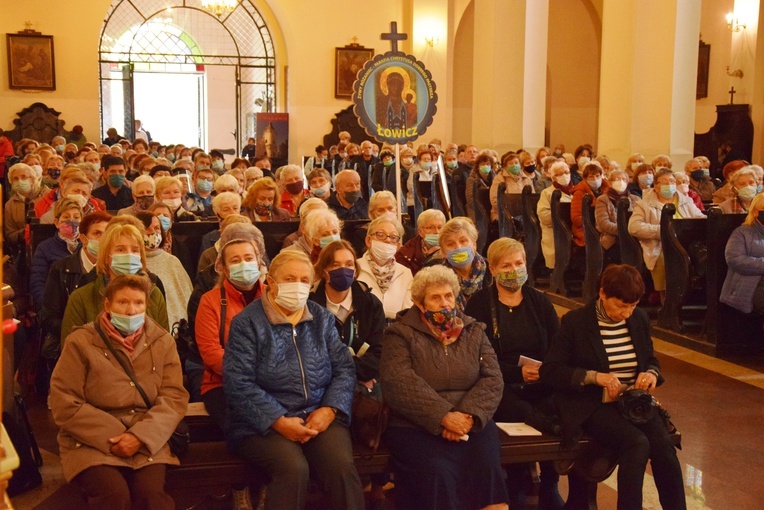 Pielgrzymka Kół Żywego Różańca do Domaniewic