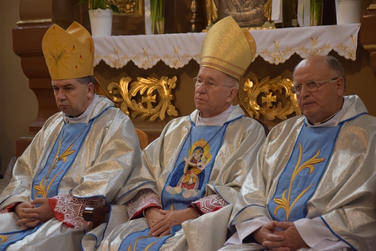 Pielgrzymka Kół Żywego Różańca do Domaniewic