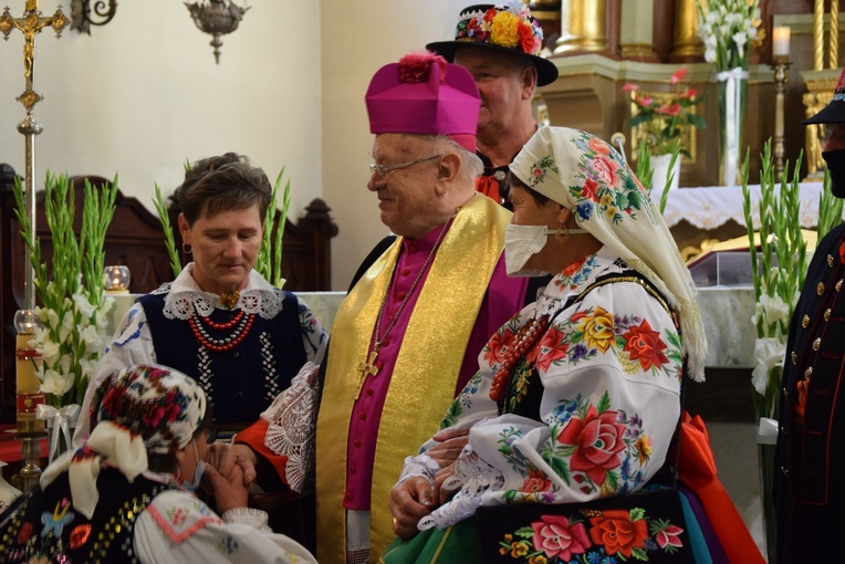 Pielgrzymka Kół Żywego Różańca do Domaniewic