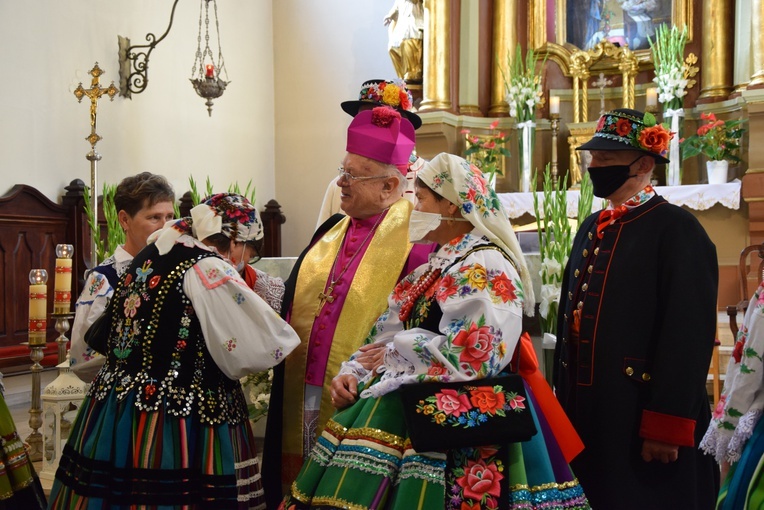 Pielgrzymka Kół Żywego Różańca do Domaniewic