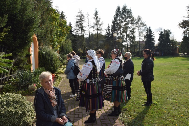 Pielgrzymka Kół Żywego Różańca do Domaniewic