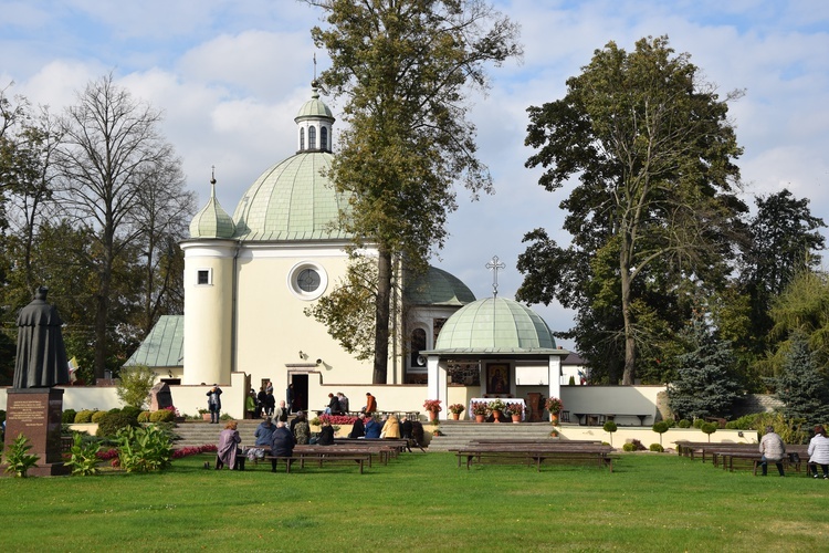 Pielgrzymka Kół Żywego Różańca do Domaniewic