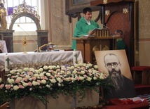 Ks. Dariusz Bujak, proboszcz parafii, jako pierwsze sprowadził relikwie św. Maksymiliana Marii Kolbe. 