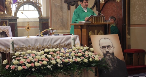 Ks. Dariusz Bujak, proboszcz parafii, jako pierwsze sprowadził relikwie św. Maksymiliana Marii Kolbe. 