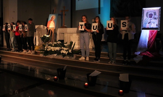 Spektakl przybliżył osobę św. Jana Pawła II  i jego nauczanie.