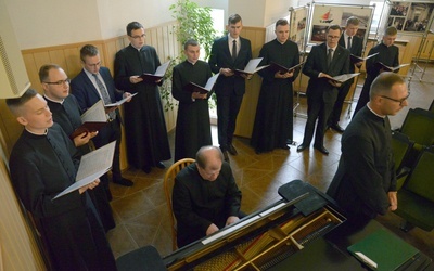 Podczas inauguracji, harmonizując z wykładem, wystąpił chór alumnów radomskiego seminarium.