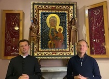 Ks. Mateusz Dudkiewicz i Marek Zaremba - inicjatorzy rekolekcji internetowych "Serce Matki".