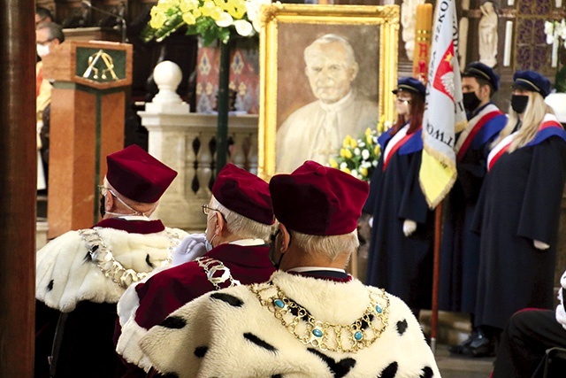 W uroczystości wzięły udział poczty sztandarowe płockich uczelni wyższych.