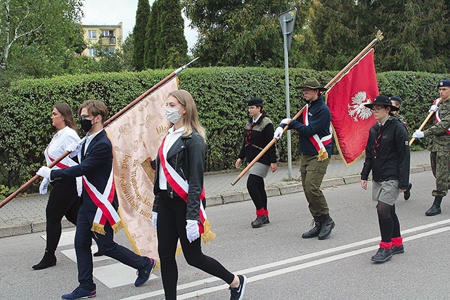 W uroczystości wzięło udział wiele pocztów sztandarowych, na pierwszym planie – najstarsza chorągiew, z 1926 roku.